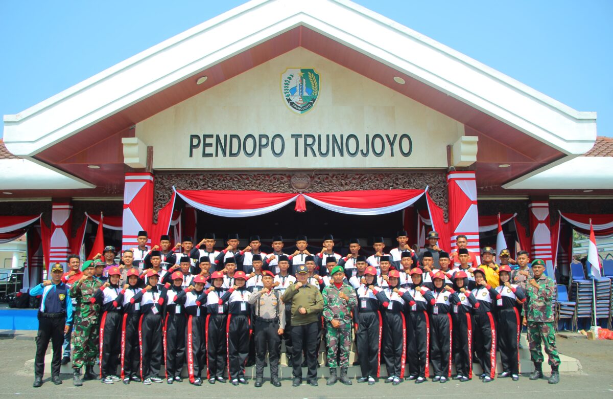 Dandim Sampang Kobarkan Semangat Jiwa Membara Paskibraka di Lapangan Pendopo