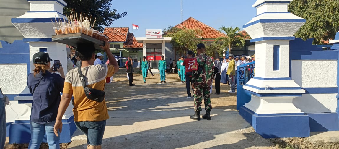Gerak Jalan Semarak HUT RI, Babinsa Sokobanah Hadir Jaga Keamanan dan Semangat Pelajar