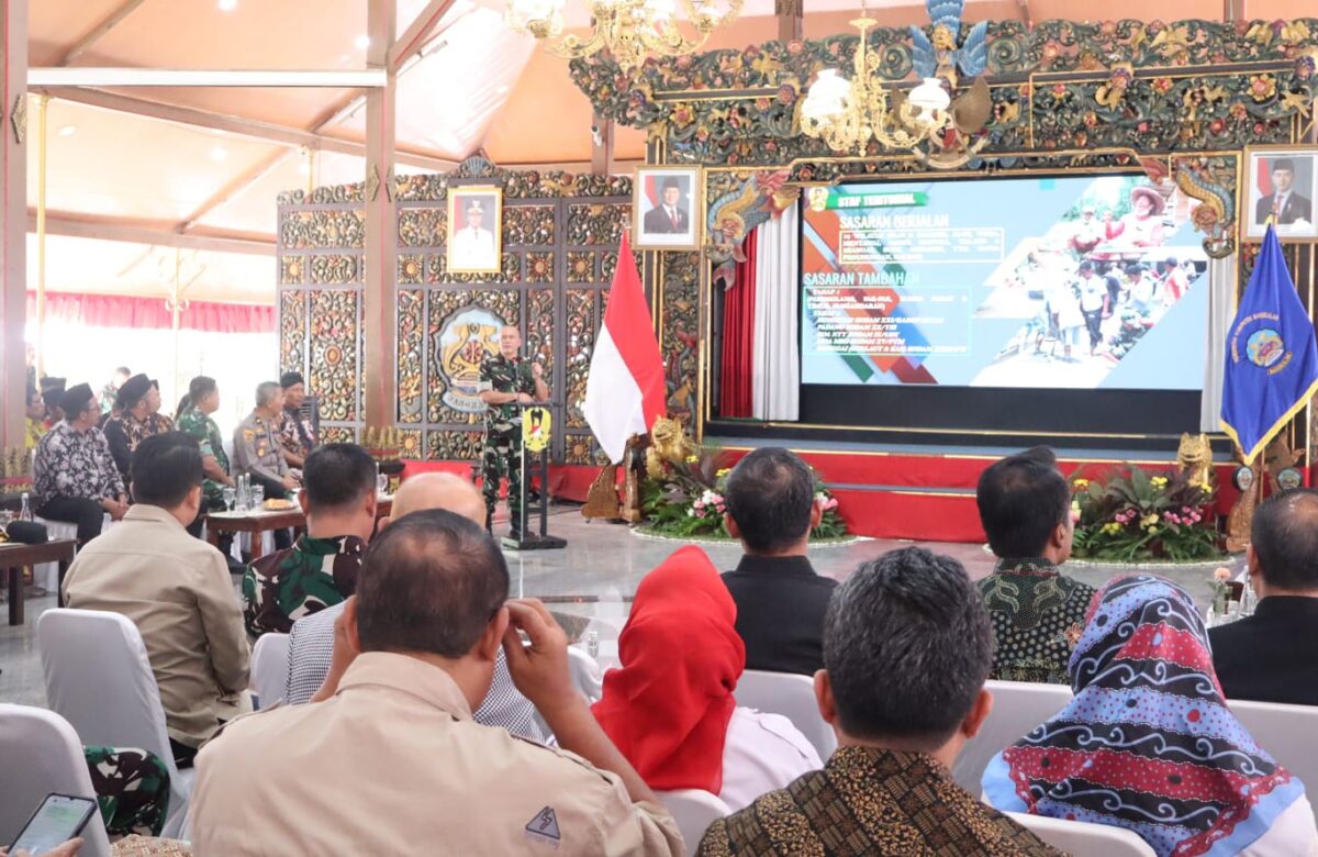 Personil Kodim Sampang di Kunjungan Aster Kasad, Tinjau Program Bakti TNI AD untuk Rakyat