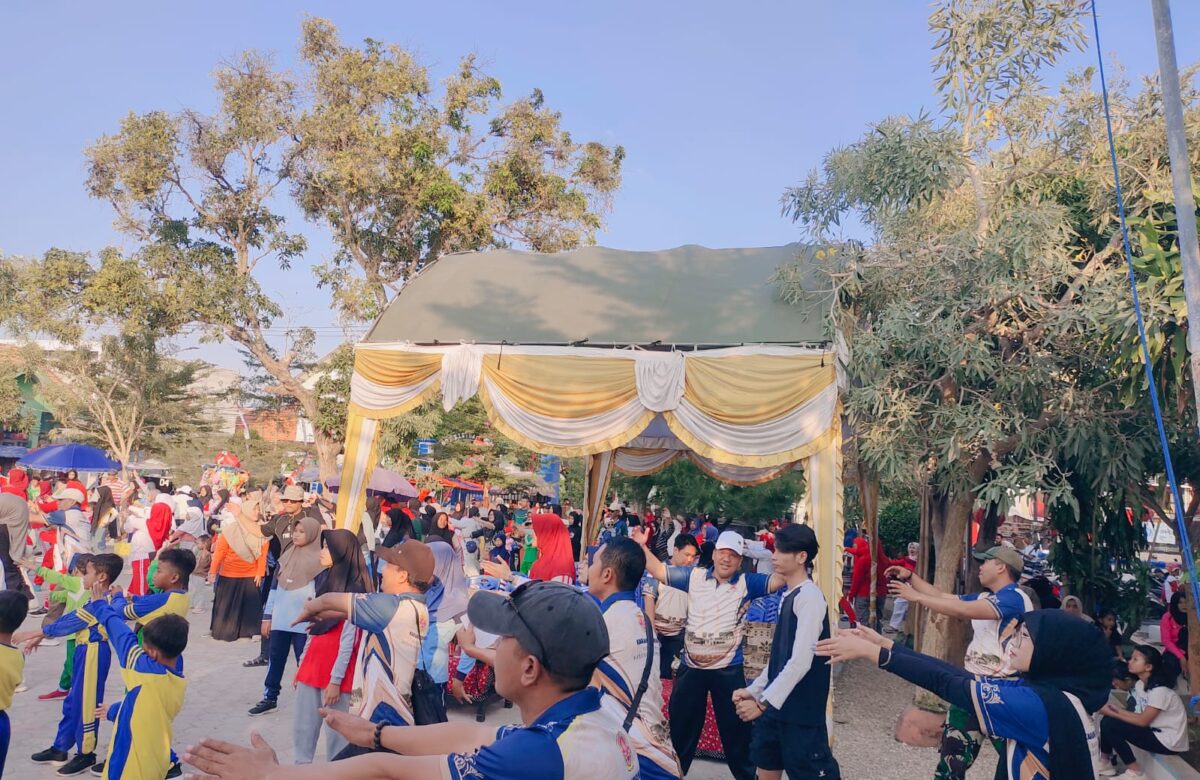 Jalan Sehat Semarak HUT RI ke-81, Babinsa Hadir Bersama Warga Banyuanyar