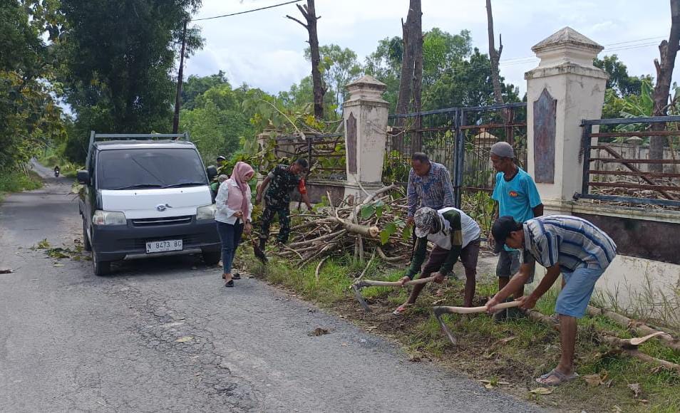 Babinsa Bersama Warga, Gotong Royong Bersihkan Lingkungan Balai Desa Gulbung