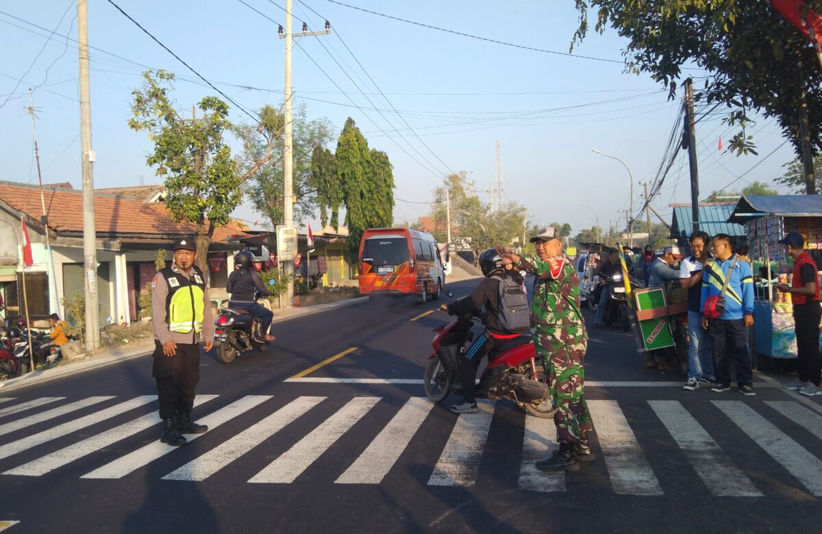 Babinsa Jrengik Hadir Amankan Jalan Sehat HUT RI ke-81, Wujudkan Rasa Aman dan Semarak Kebersamaan