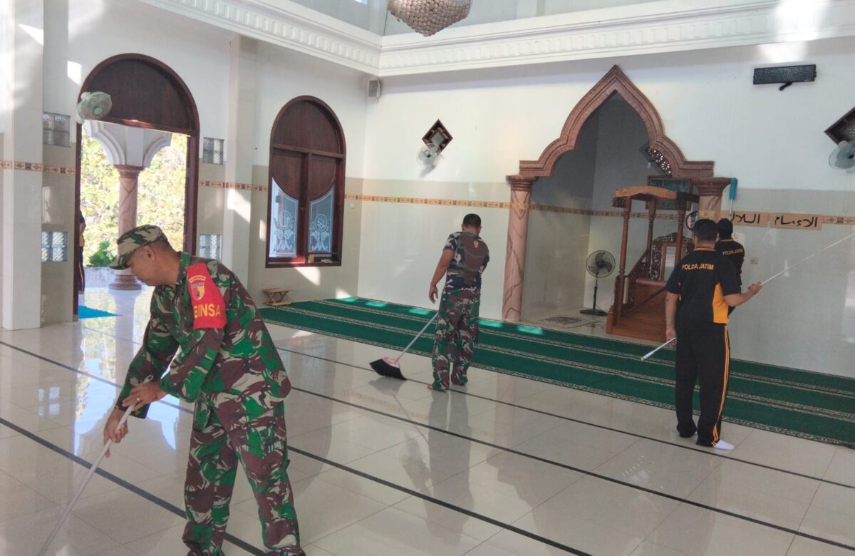 Karya Bakti Babinsa Omben, Rawat Kebersihan Masjid dan Perkuat Kepedulian di Tengah Masyarakat
