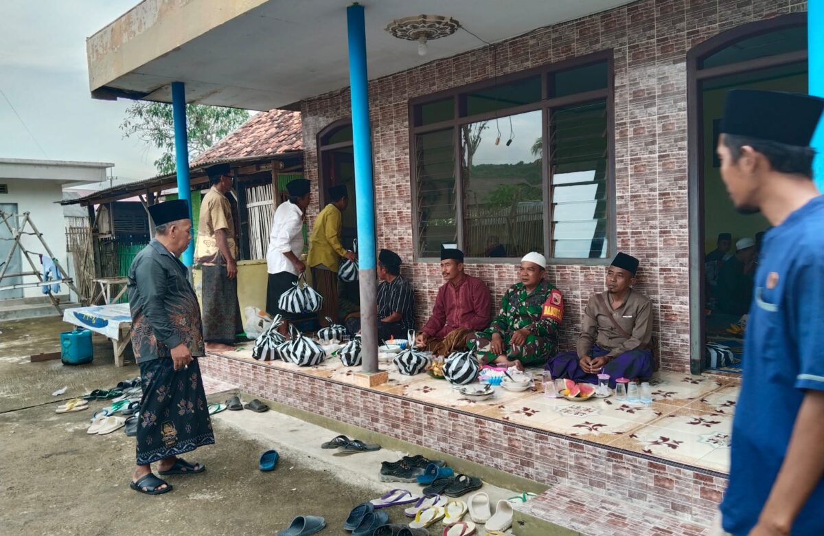 Merawat Keteladanan, Babinsa Tambelangan Hadiri Maulid Nabi Muhammad SAW