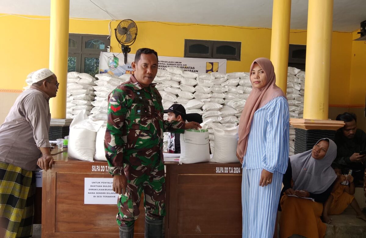 Hadir untuk Warga, Babinsa Pangarengan Kawal Penyaluran dengan Teliti 
