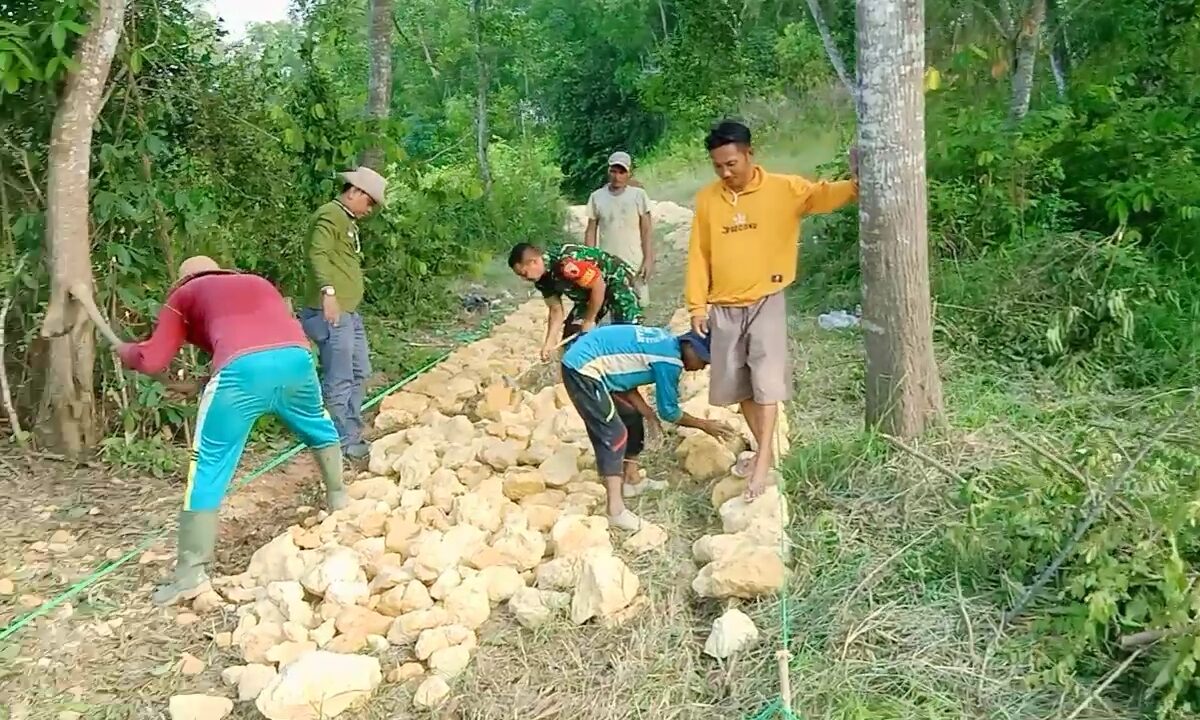 Babinsa Hadir di Tengah Warga, Sertu Andreas Bantu Benahi Jalan Desa Menuju Persawahan