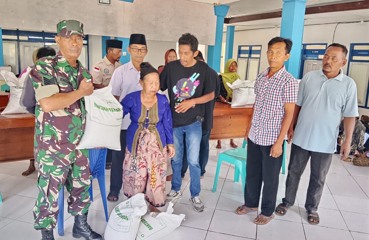 Hadir di Tengah Warga, Babinsa Dampingi Penyaluran Bantuan Pangan di Tamberu Barat