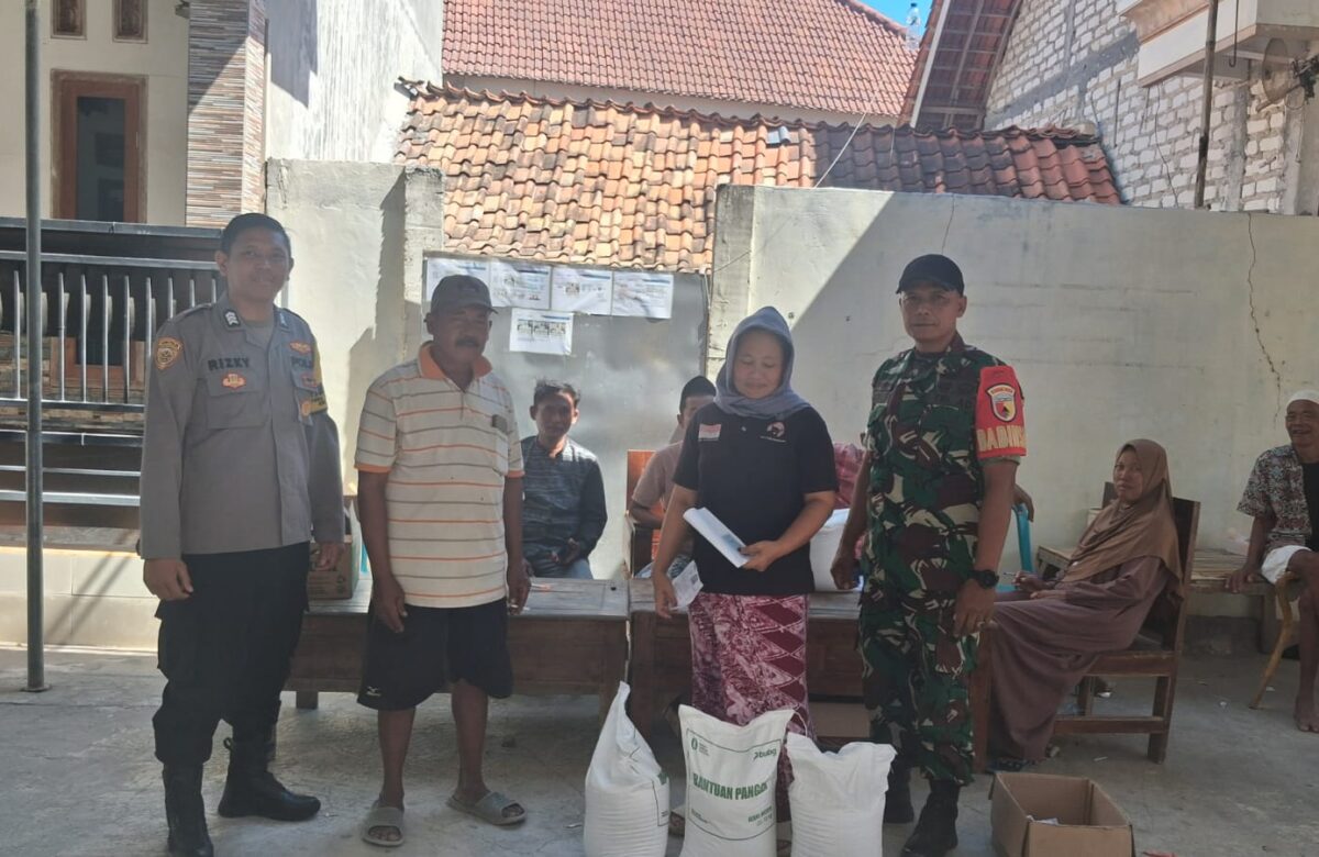 Hadir di Tengah Warga, Serka Harianto Dampingi Penyaluran Bantuan Beras di Taman Sareh
