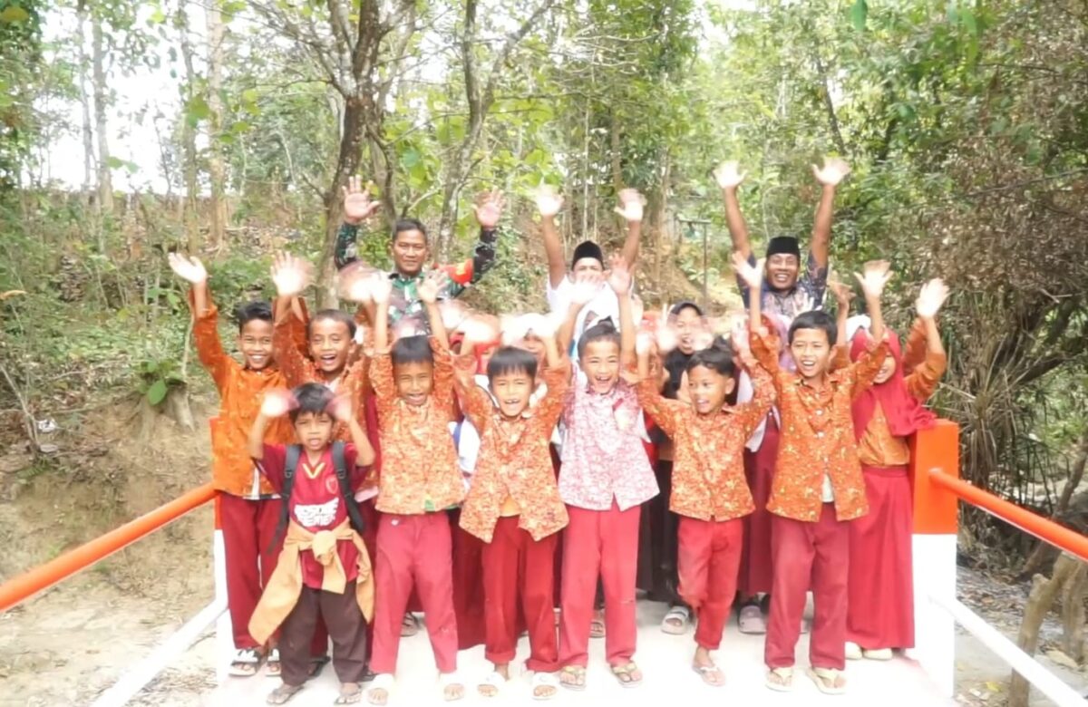 Jembatan ini Yang Kami Butuhkan Bapak! Anak Sekolah dan Warga Ampenang Bersorak Gembira