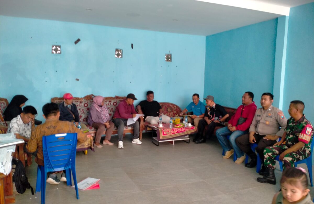 Merajut Kedekatan di Tengah Warga, Babinsa Sokobanah Perkuat Komsos di Desa Bira Tengah