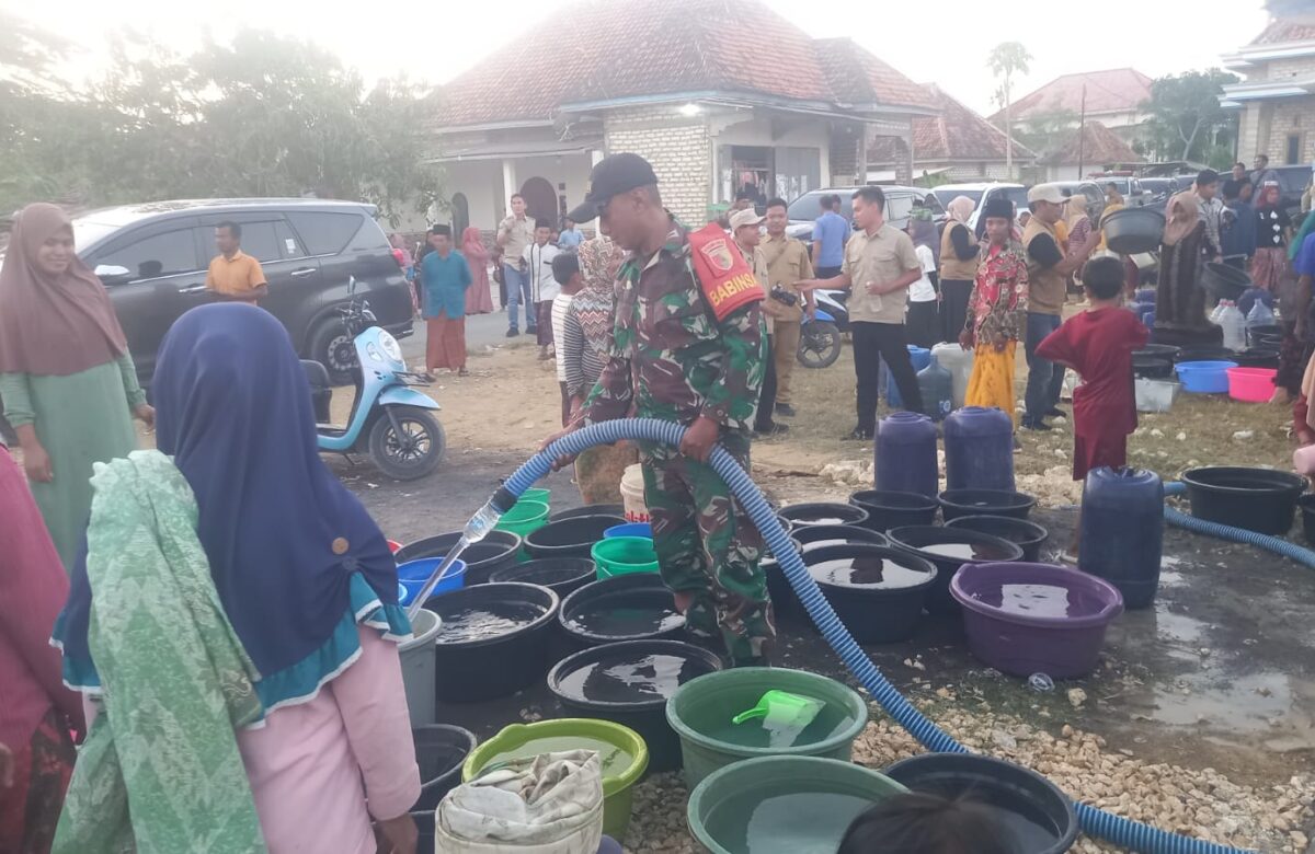 Jumat Berkah Sejuta Kebahagiaan: Babinsa Robatal Hadirkan Air Bersih untuk Warga Gunung Rancak