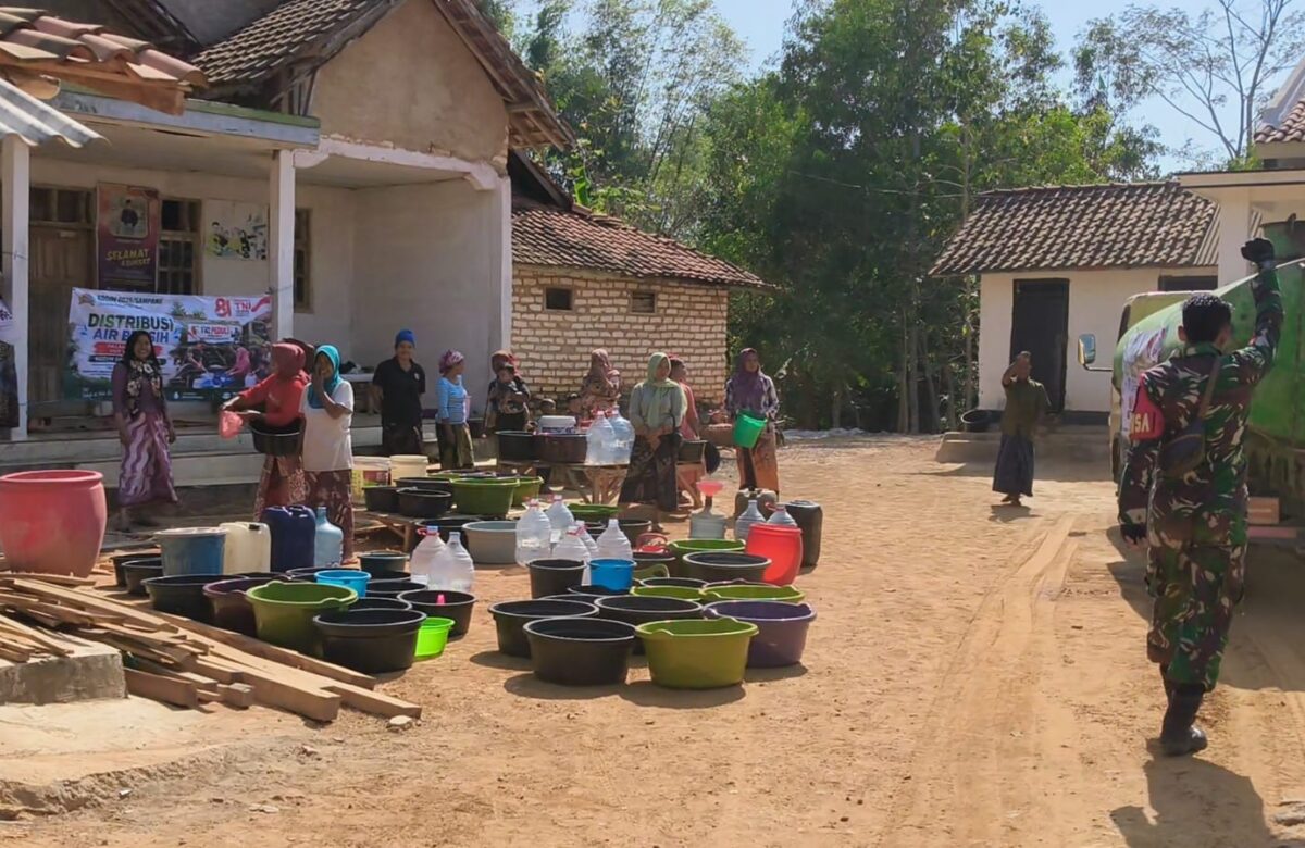TNI Bagi – bagi Air Bersih, Warga Berteriak “Terima Kasih Pakk!! Besok Datang Lagi Yaa…di Desa Tlambah