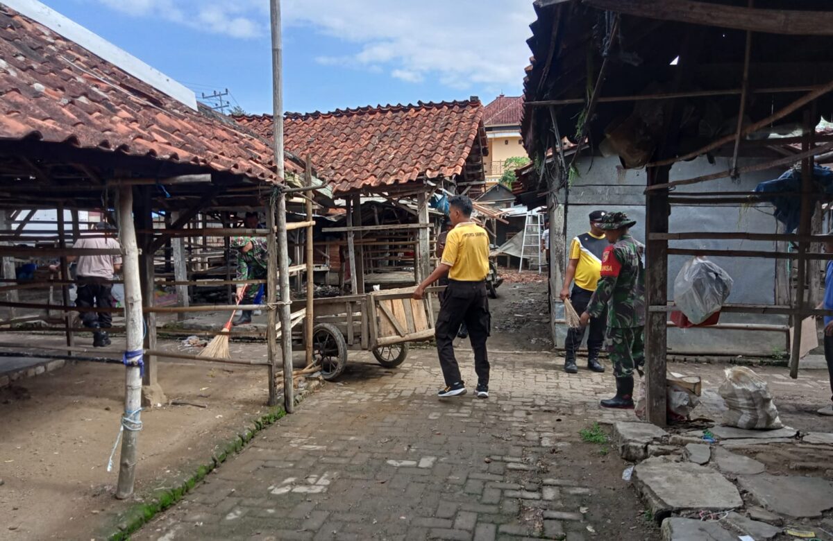 Dari Pasar untuk Warga: Babinsa Tambelangan Hadir Menjaga Kebersihan dan Kenyamanan