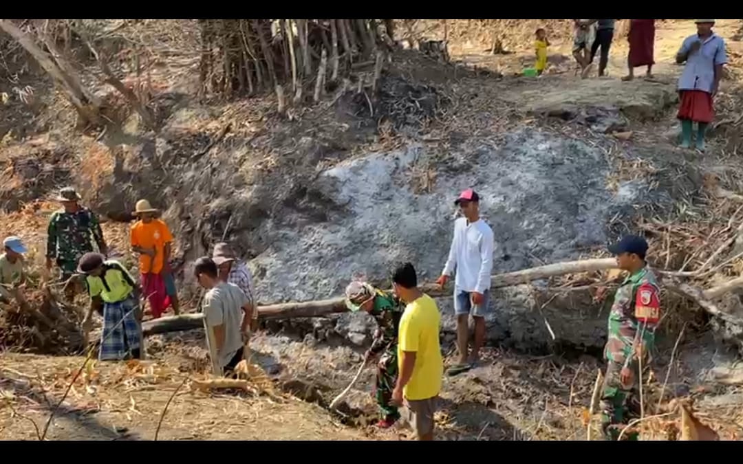 Babinsa dan Warga Bergotong Royong Bangun Jembatan, Perkuat Akses Santri dan Petani di Pelanggaran Timur