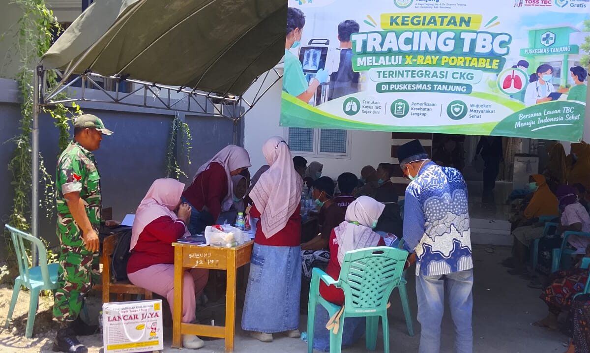 Langkah Peduli di Tengah Warga, Babinsa Dampingi Tracing TBC di Desa Pamolaan