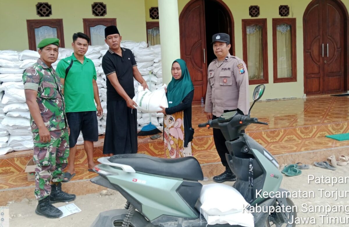 Babinsa Torjun Dampingi Penyaluran Beras, Wujud Kepedulian TNI untuk Warga Patapan