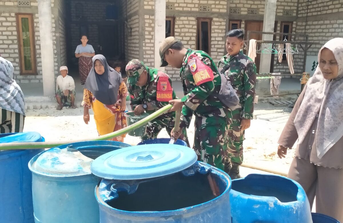 Bakti TNI AD di Tengah Kekeringan, Kodim Sampang Bagi bagi Air Bersih Untuk warga Aeng Sareh