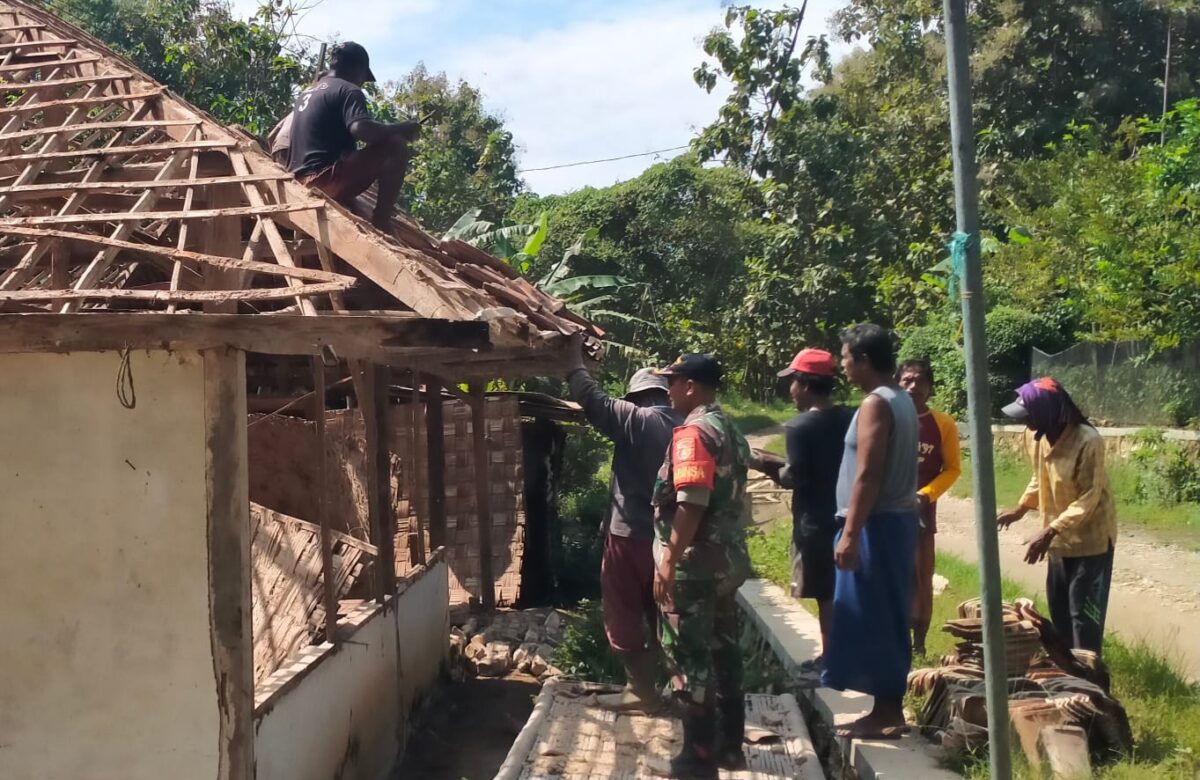 Peduli dan Hadir di Tengah Warga, Babinsa Sreseh Bantu Perbaiki Atap Rumah Warga Binaan