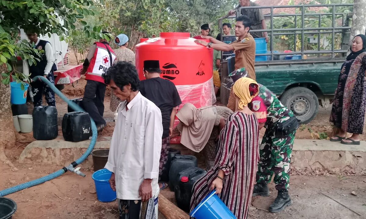 Kekeringan Yang Panjang, TNI–PMI Bergerak Warga Rabasan Timur Bersuka Cita Menerima Bantuan Air Bersih