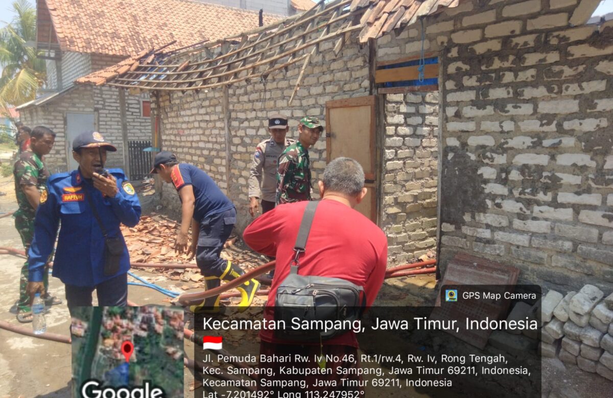 Babinsa dan Damkar Bersatu Padamkan Kebakaran di Rongtengah Berhasil Diselamatkan dari Kobaran Api