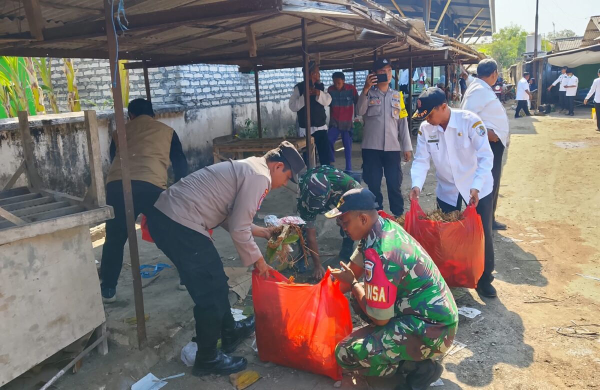 Babinsa dan Forkopimcam Sreseh Wujudkan Pasar Labuhan Bersih, Aman dan Sehat